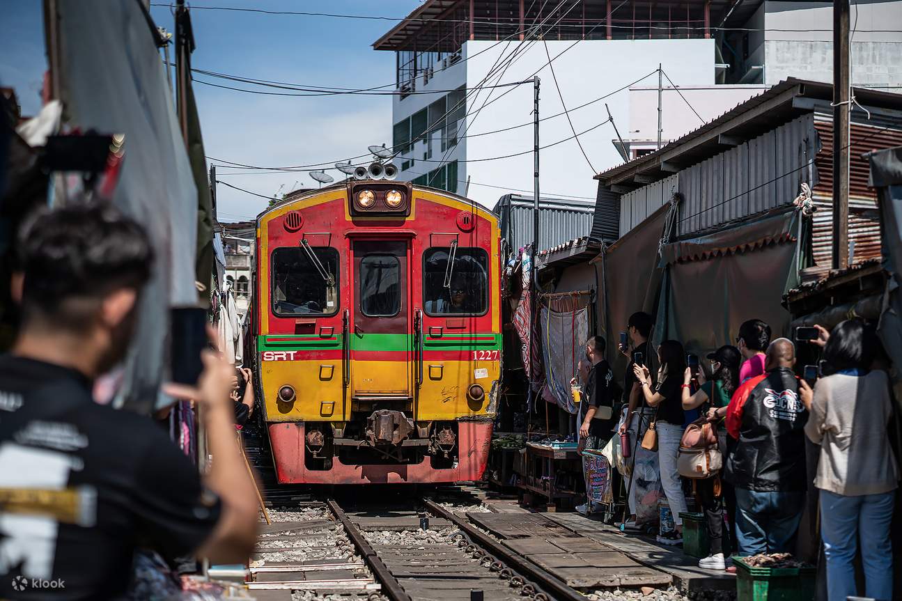 maeklong railway market bangkok